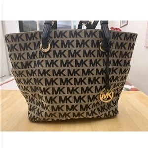 MICHAEL KORS AUTHENTIC SIGNATURE HANDBAG!!!
